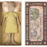 Medium Mouse in Box Girl - Maileg - Disponible au magasin L'Îlot Lamp' à Granville et sur notre site. Retrouvez la collection MAILEG !